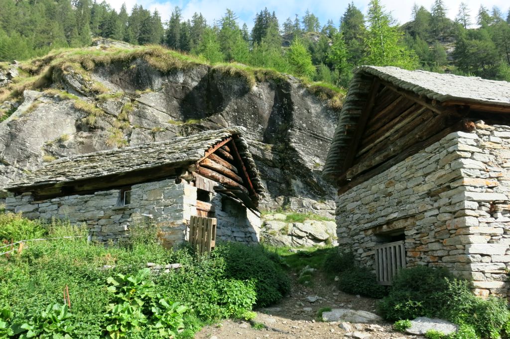 Toujours les maisons traditionnelles du Tessin avec les pierres du toît posées à l'horizontale
